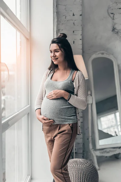 Fantastisk brunett tjej sätta händerna på hennes mage — Stockfoto