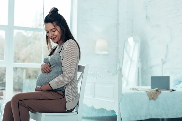 Glad gravid kvinnlig person njuter av sin semester — Stockfoto