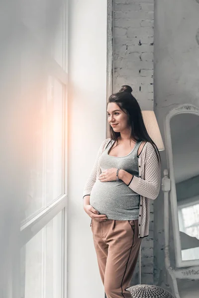 Pencereye bakan inanılmaz bir gelecek anne — Stok fotoğraf
