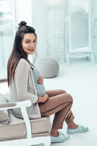 Positiv erfreute junge Frau posiert vor der Kamera — Stockfoto