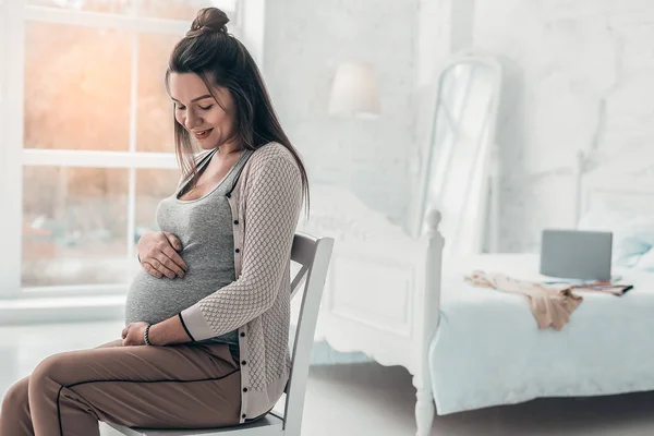 Positiv glad framtida mamma väntar sitt barn — Stockfoto