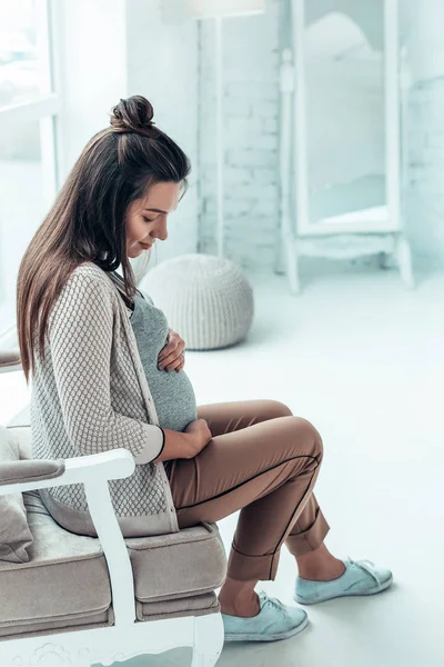 Charmig långhårig graviditet sitter ensam hemma — Stockfoto