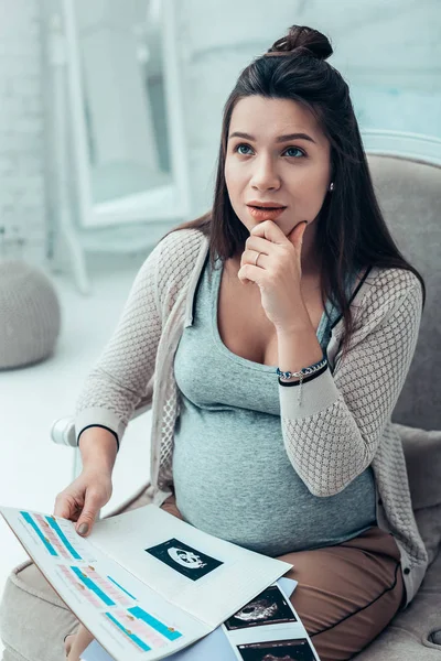 Drömmande gravid kvinnlig person röra vid hennes haka — Stockfoto