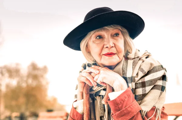 Портрет пожилой леди в черной шляпе — стоковое фото