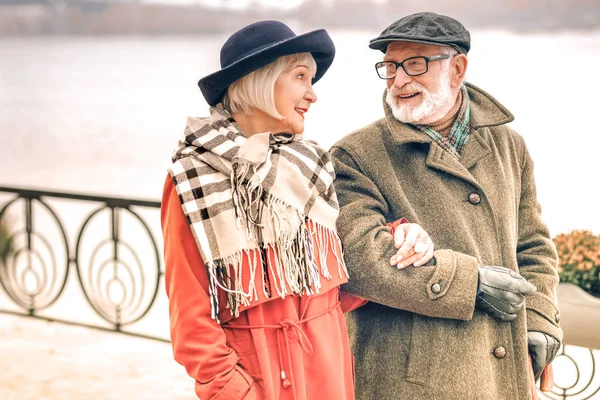 Sonriendo linda pareja de ancianos mirando con amor el uno al otro — Foto de Stock