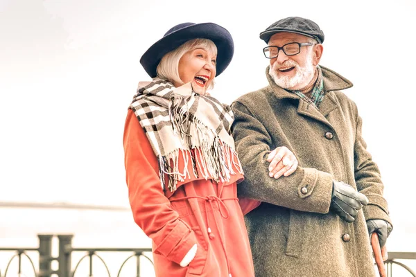 Feliz pareja sonriente caminando juntos en el parque — Foto de Stock