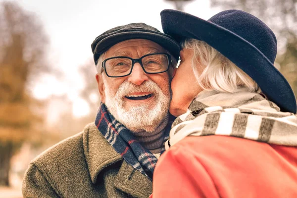 Gros plan d'un couple souriant heureux s'embrassant dans le parc — Photo