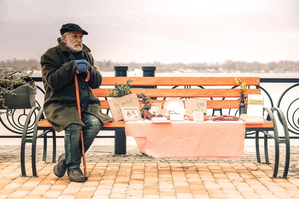 Miserable hombre frío pobre sentado en el banco en el parque — Foto de Stock