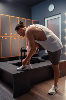 Ciddi yakışıklı adam ayaklarına bakıyor