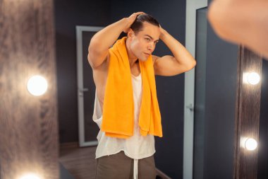 İyi görünümlü genç adam onun yansıması zevk