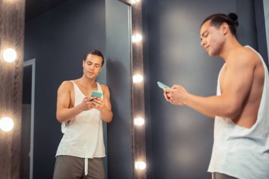 Modern akıllı telefon kullanarak hoş yakışıklı adam