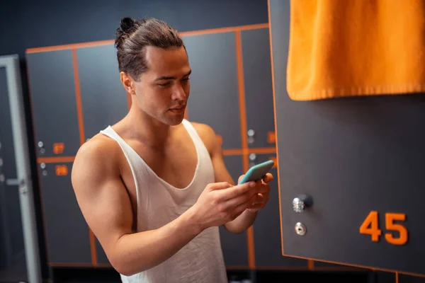 Agradável homem bonito segurando seu telefone celular — Fotografia de Stock