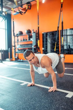 Yakışıklı iyi adam bir trx egzersiz sahip