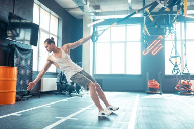 Trx kayıştutan çekici fit genç adam