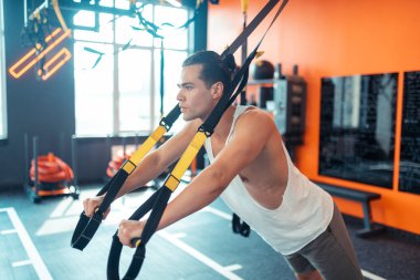 İyi görünümlü iyi bir trx eğitimi olan inşa adam