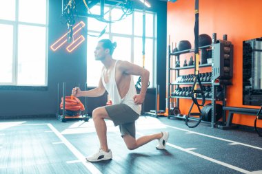 Bir spor egzersiz yapıyor Nice genç adam