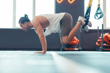 Spor salonunda ciddi çalışkan adam eğitimi