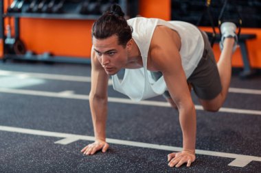 Spor salonunda çok çalışan ciddi kendine güvenen adam