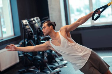 Yakışıklı iyi görünümlü adam bir spor egzersiz yapıyor