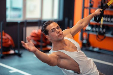 Nice genç sporcu trx egzersiz sahip