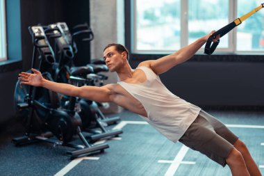 Güzel iyi inşa adam eline bakıyor