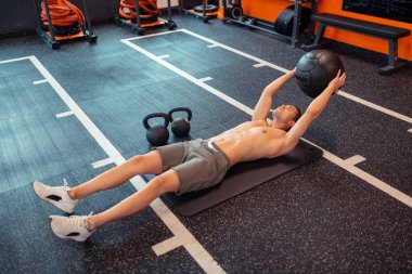 Özel bir top tutan iyi görünümlü atletik adam