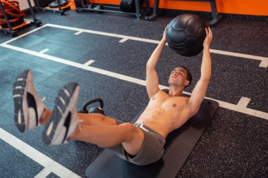 Fit iyi inşa adam gücünü gelişmekte