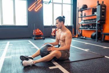 Hoş atletik adam siyah topa bakıyor