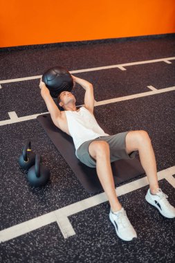 Yakışıklı güçlü adam bir top ile egzersiz