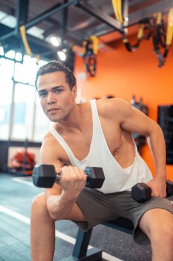 Yakışıklı sportif genç adam size bakıyor