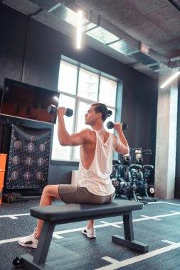 Fiziksel egzersiz yapan güzel görünümlü adam