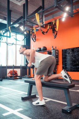 Gücünü geliştirmek isteyen iyi fit adam