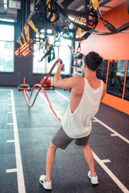 Bir crossfit eğitim olan nice genç adam