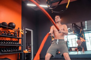 Elinde iptutan ciddi genç adam