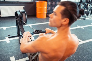 Spor salonunda kullanılan spor egzersiz makinesi