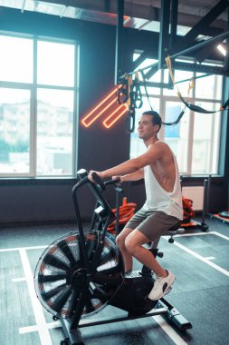 Nice pozitif adam bir kardiyo eğitim sahip