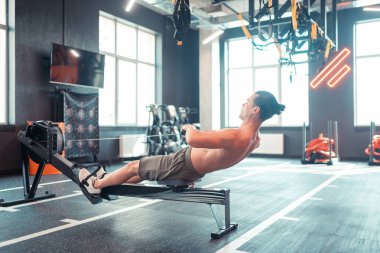 Güçlü iyi görünümlü adam kendini ağırlık çekerek