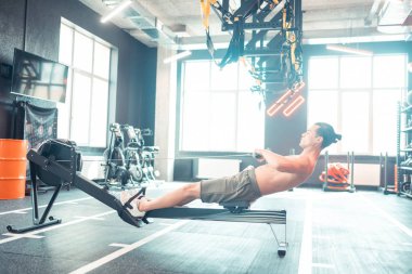 Vücut kasları üzerinde çalışan güzel yakışıklı adam