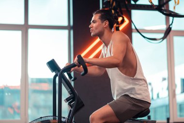 Yoğun bir eğitim olan iyi görünümlü uygun adam