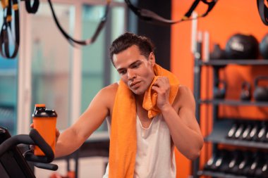 Nice yakışıklı adam egzersiz bir mola