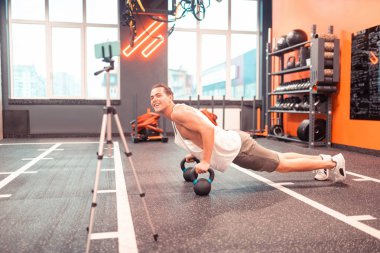 Kettlebells tutan yakışıklı mutlu genç adam