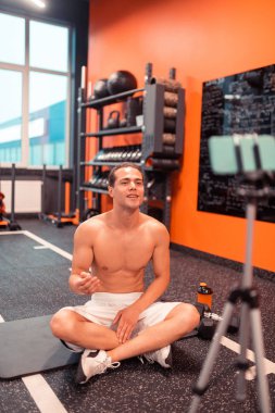 Mutlu neşeli adam kameraya bakarak