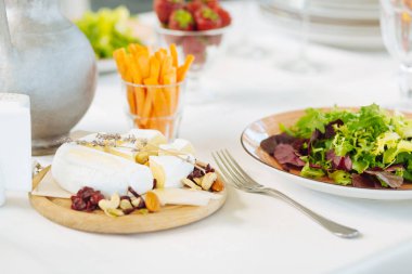 Geniş bir masada servis edilen iştah açıcı yemekler