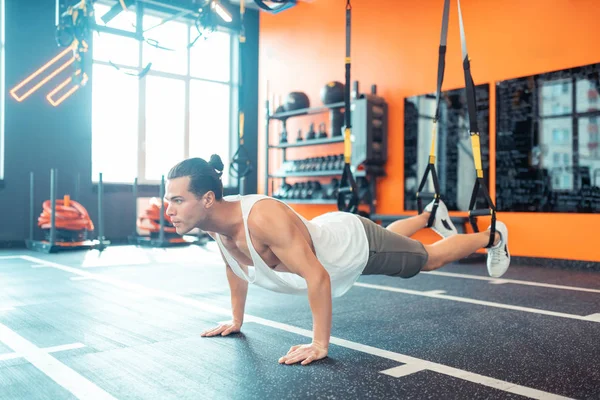 Yakışıklı güzel fit adam bazı şınav yapıyor