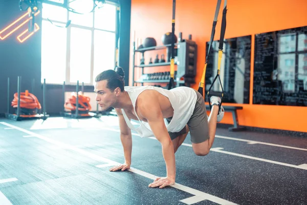 Hombre serio haciendo un ejercicio físico especial — Foto de Stock