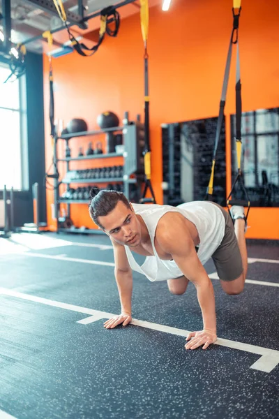 Yakışıklı iyi adam bir trx egzersiz sahip