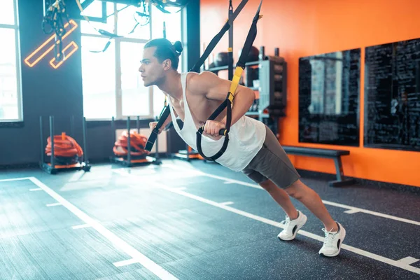 Akıllı yakışıklı adam onun trx egzersiz odaklanan