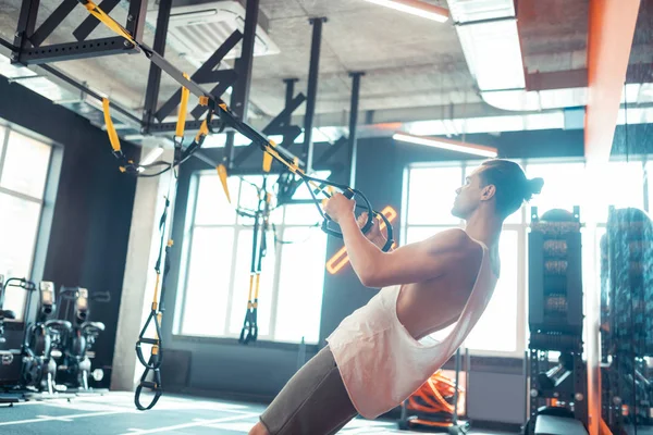 Guapo hombre seguro de sí mismo haciendo ejercicio en el gimnasio —  Fotos de Stock