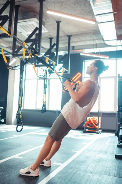 Apto jovem focando em seu exercício físico — Fotografia de Stock