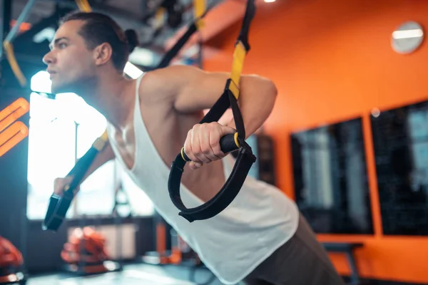 Foco seletivo de uma mão masculina segurando alça trx — Fotografia de Stock